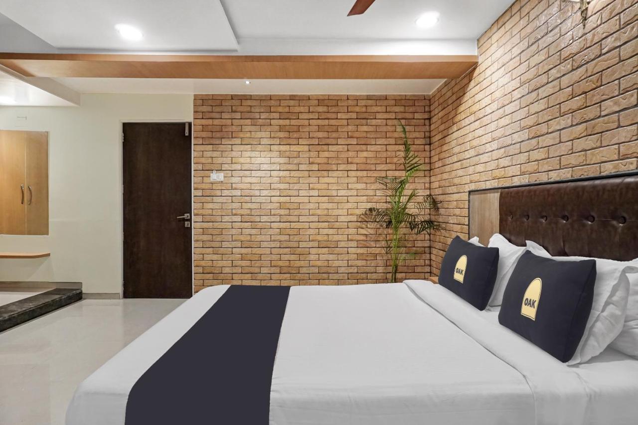 Hotel Super Townhouse Oak Gharonda Residency Near Sant Tukaram Nagar Metro Station 4*