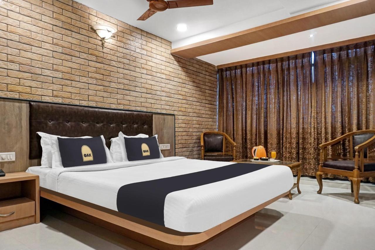 Super Townhouse Oak Gharonda Residency Near Sant Tukaram Nagar Metro Station