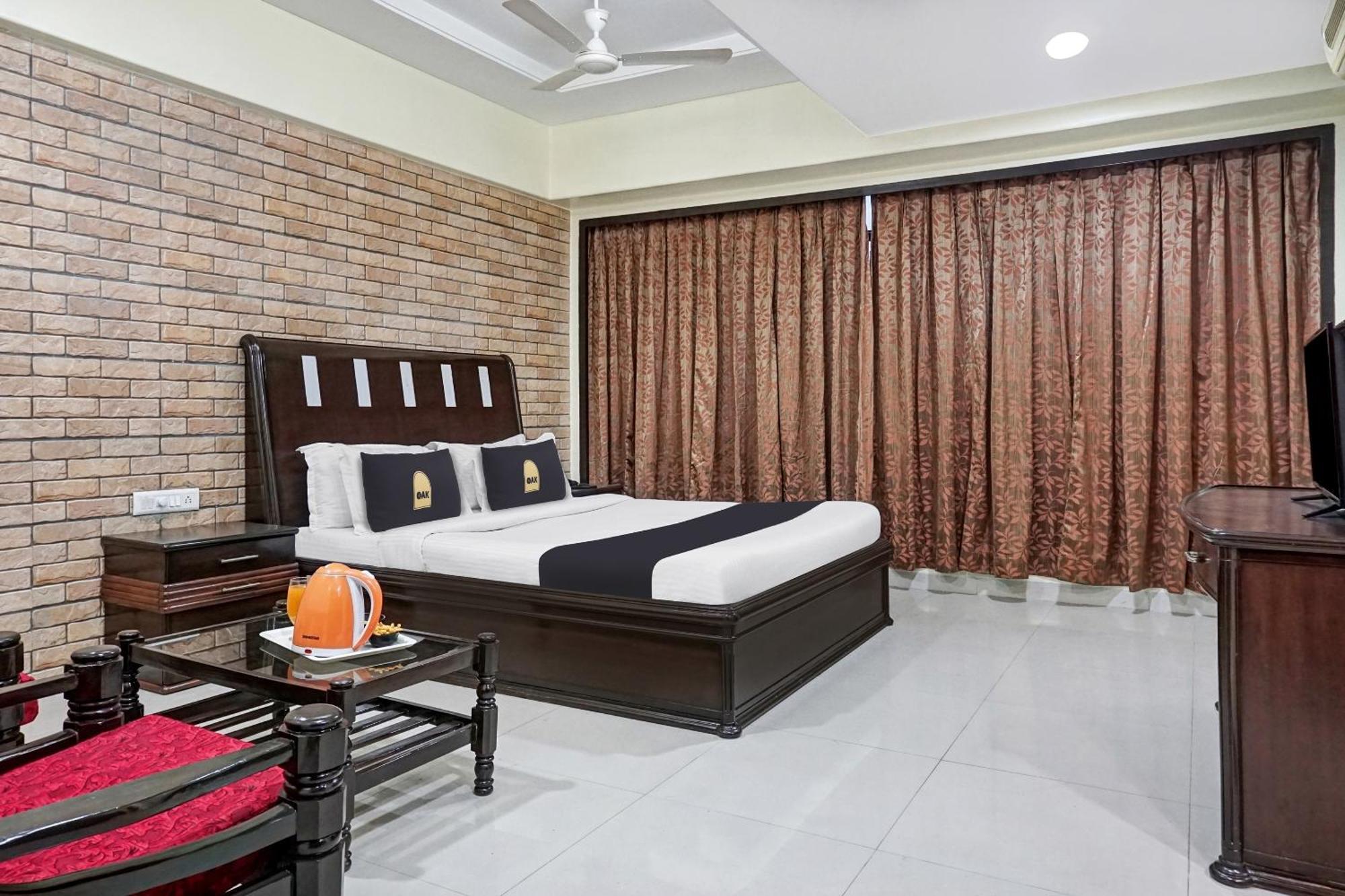 Hotel Super Townhouse Oak Gharonda Residency Near Sant Tukaram Nagar Metro Station Pimpri-Chinchwad