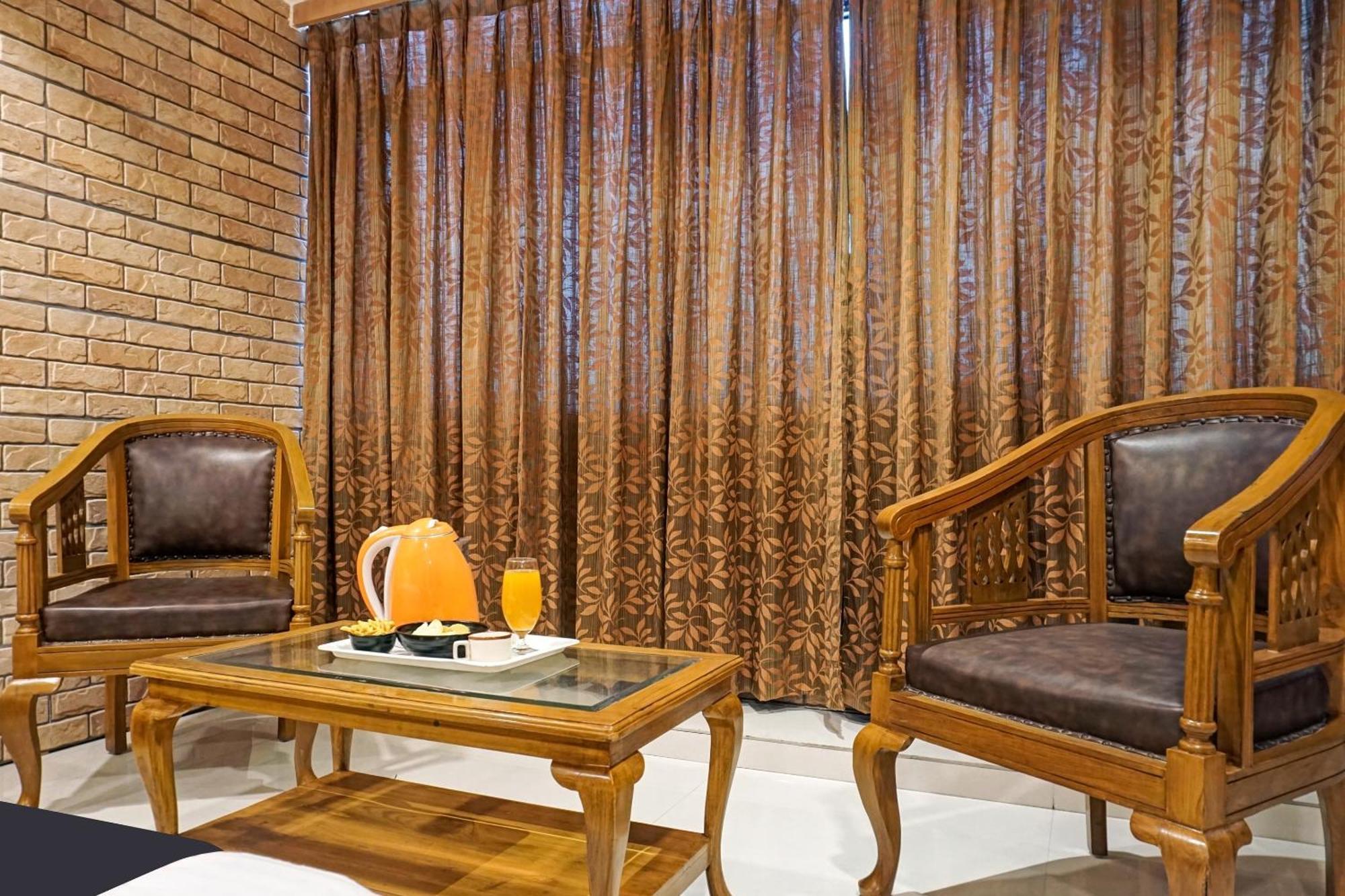 Hotel Super Townhouse Oak Gharonda Residency Near Sant Tukaram Nagar Metro Station 4*