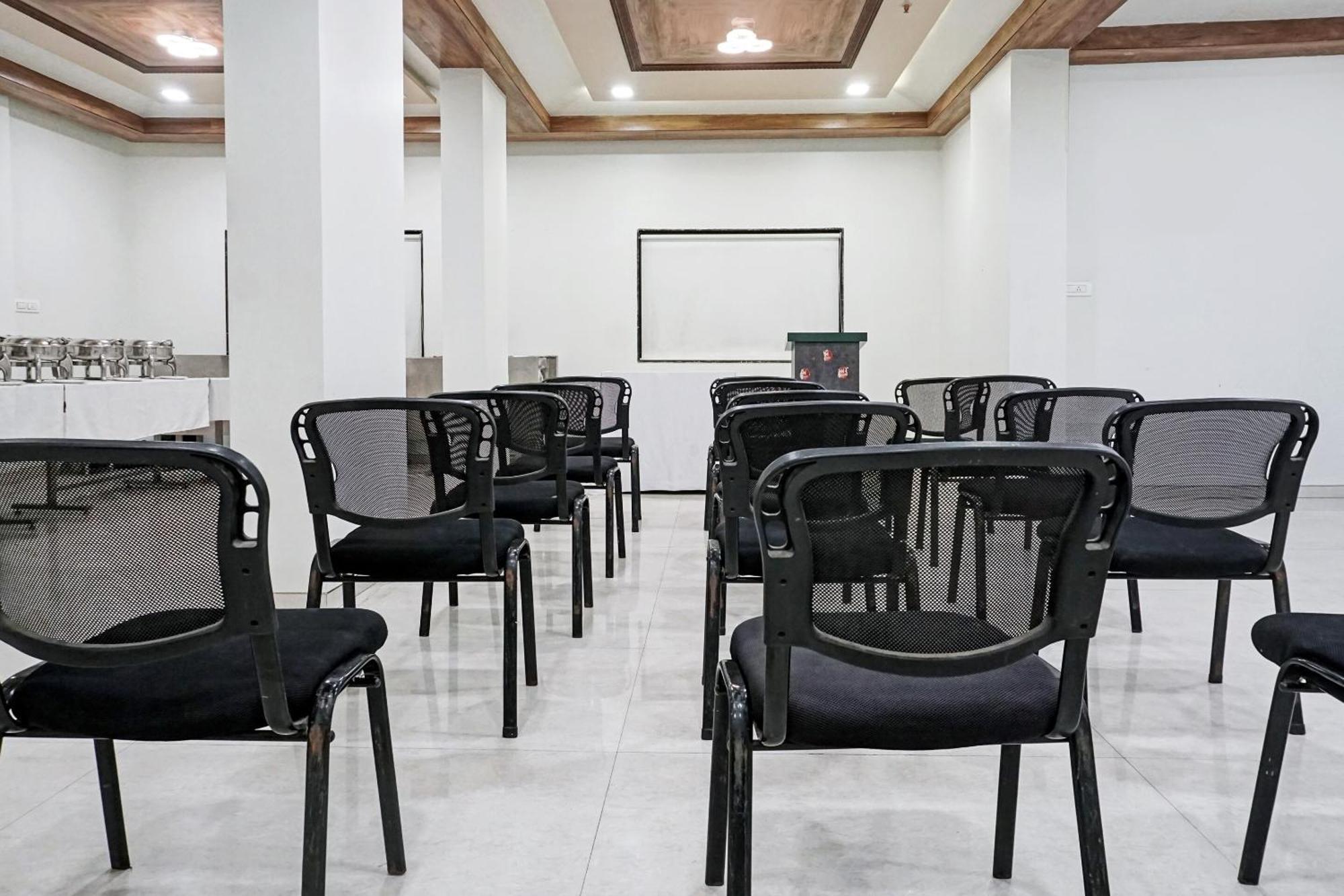 Super Townhouse Oak Gharonda Residency Near Sant Tukaram Nagar Metro Station Hotel 4*