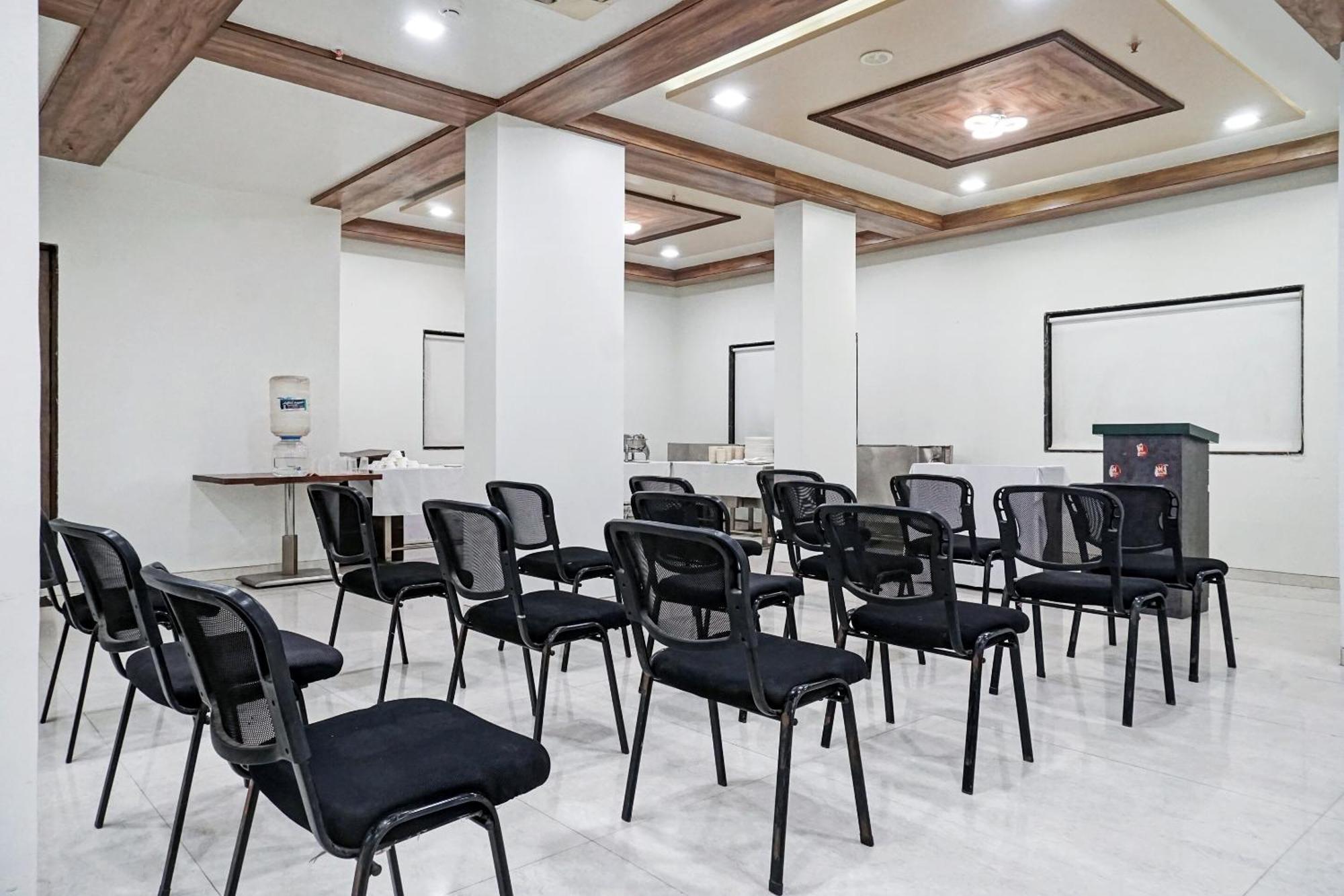 Super Townhouse Oak Gharonda Residency Near Sant Tukaram Nagar Metro Station Hotel 4*